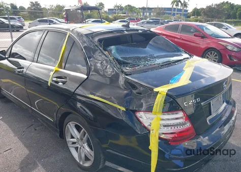 2014 Mercedes-Benz C 250 Luxury/Sport z USA, uszkodzony, nr VIN WDDGF4HB0EA964437